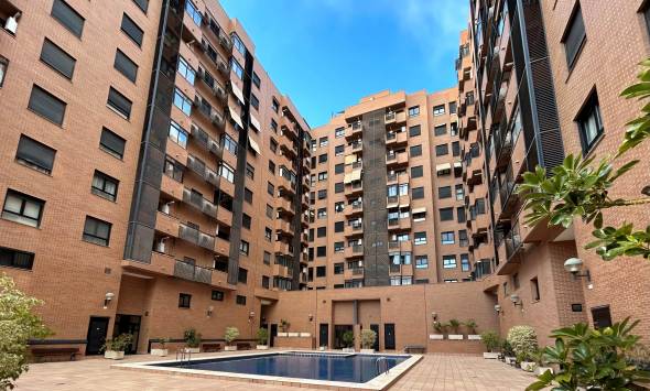 Erdgeschosswohnungen in Alicante mit Pool und Garage