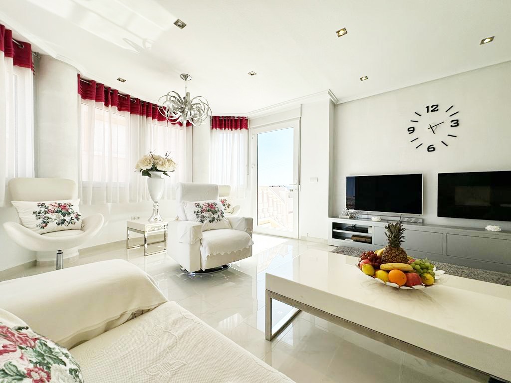 Villa in San Miguel de Salinas - Image 4