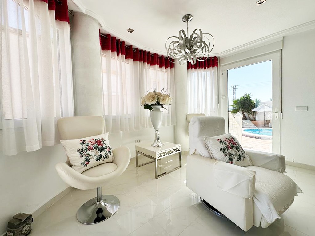 Villa in San Miguel de Salinas - Image 3