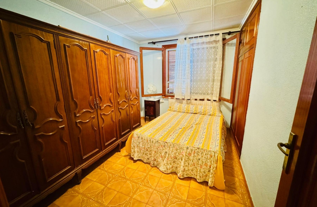 Resale - APARTAMENTO - Torrevieja - Playa del Acequión