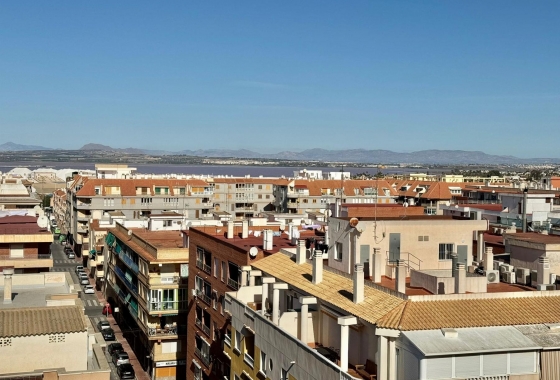 Resale - APARTAMENTO - Torrevieja - Playa del Acequión