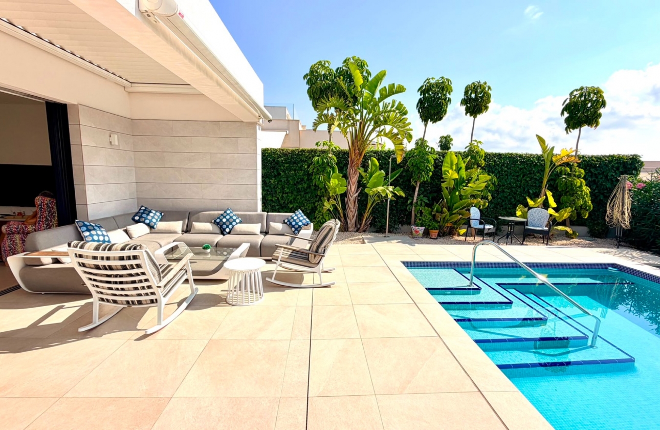 Resale - Villa - Los Montesinos - La Herrada