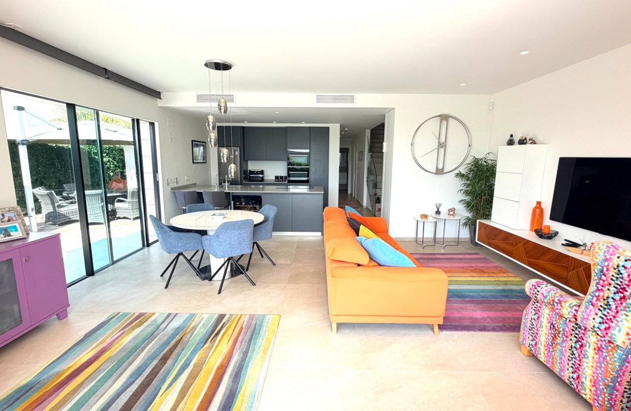 Resale - Villa - Los Montesinos - La Herrada