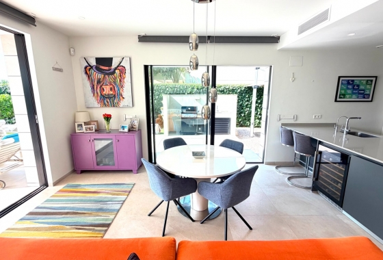 Resale - Villa - Los Montesinos - La Herrada