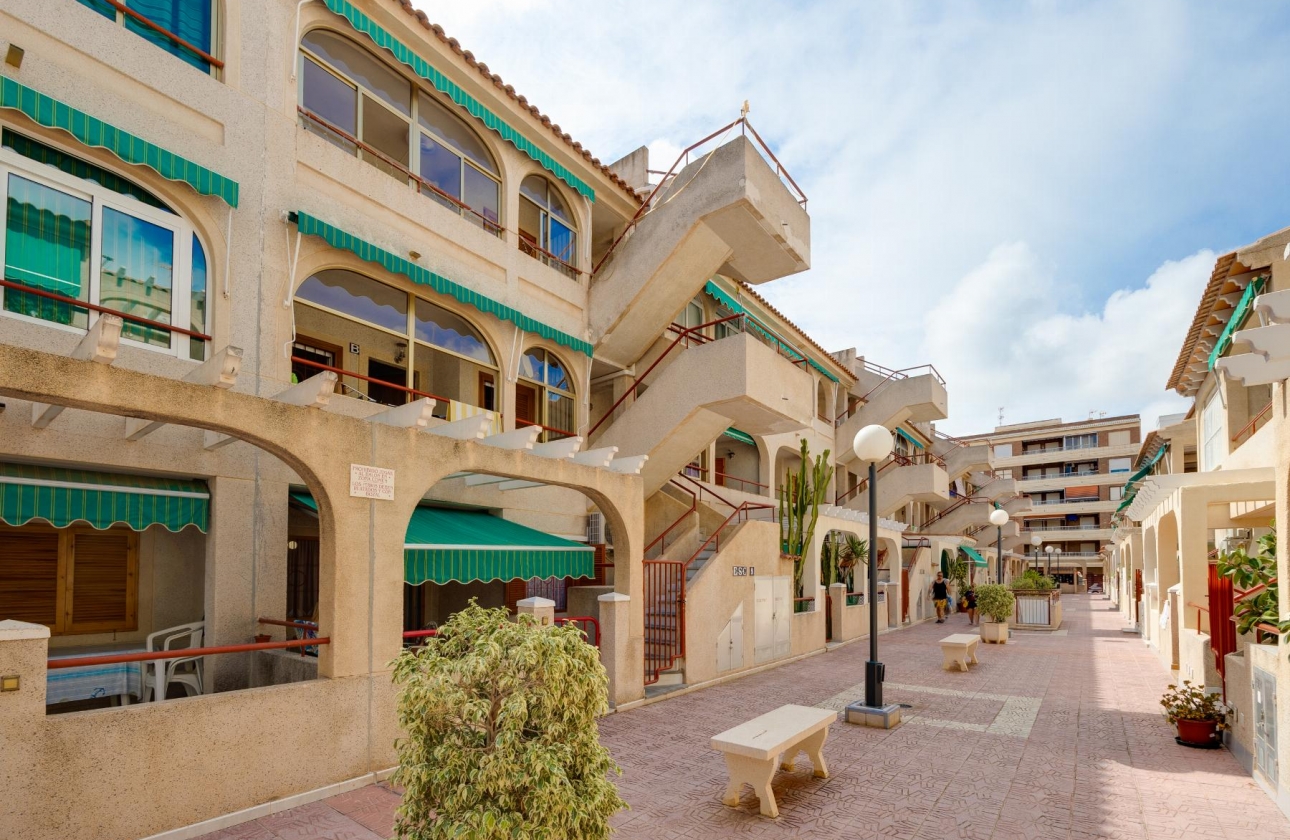 Resale - APARTAMENTO - Torrevieja - Playa del Acequión