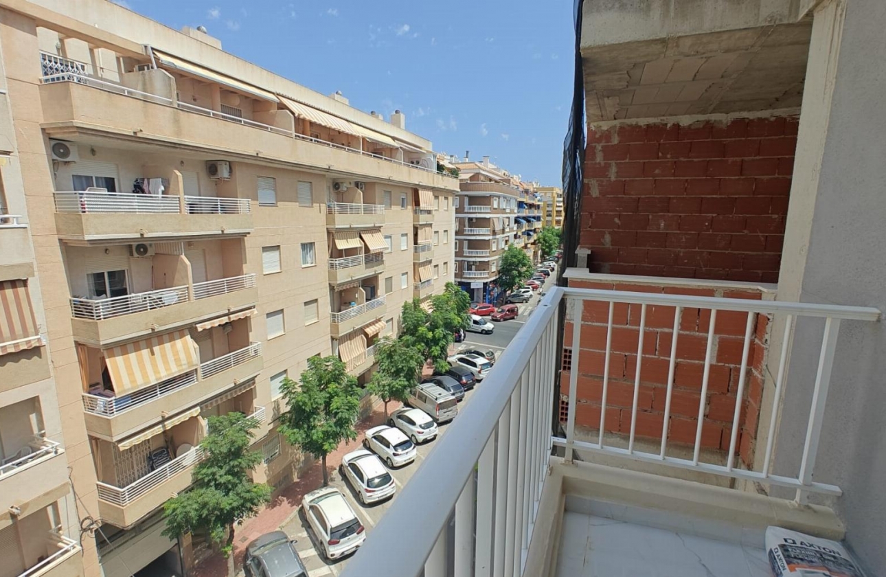 Resale - Apartment - Torrevieja - Acequion
