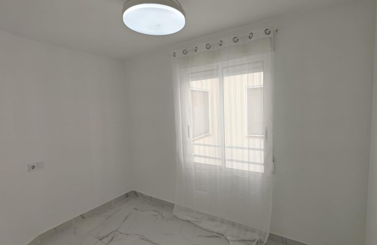 Resale - Apartment - Torrevieja - Acequion