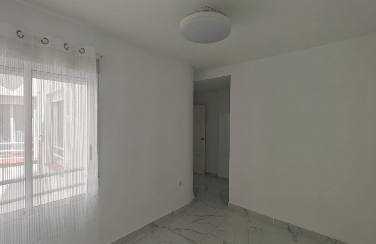 Resale - Apartment - Torrevieja - Acequion