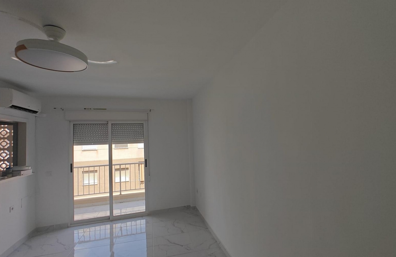 Resale - Apartment - Torrevieja - Acequion