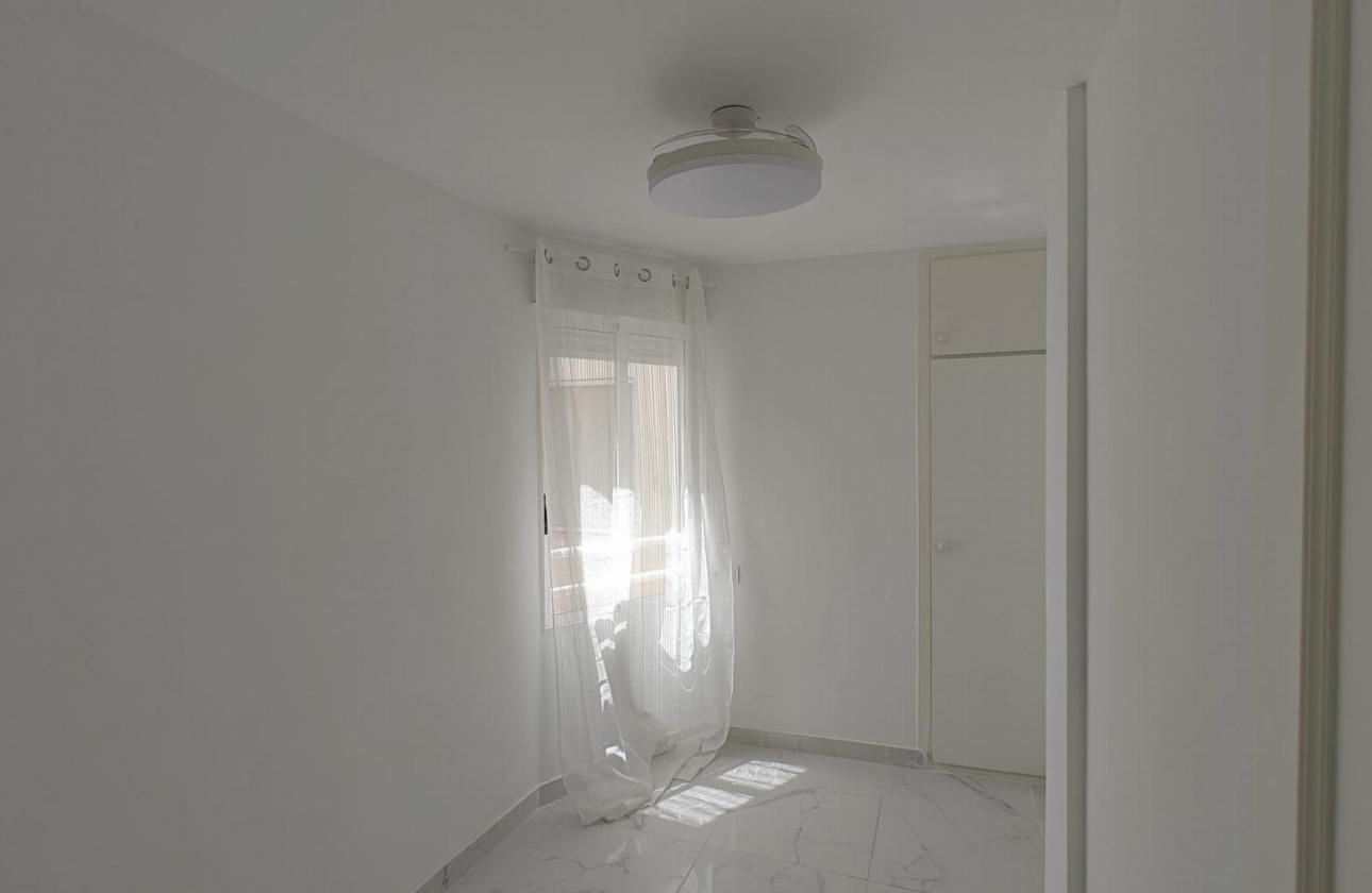 Resale - Apartment - Torrevieja - Acequion
