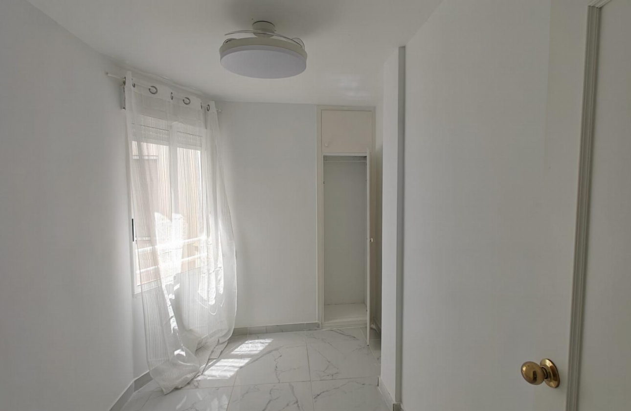 Resale - Apartment - Torrevieja - Acequion