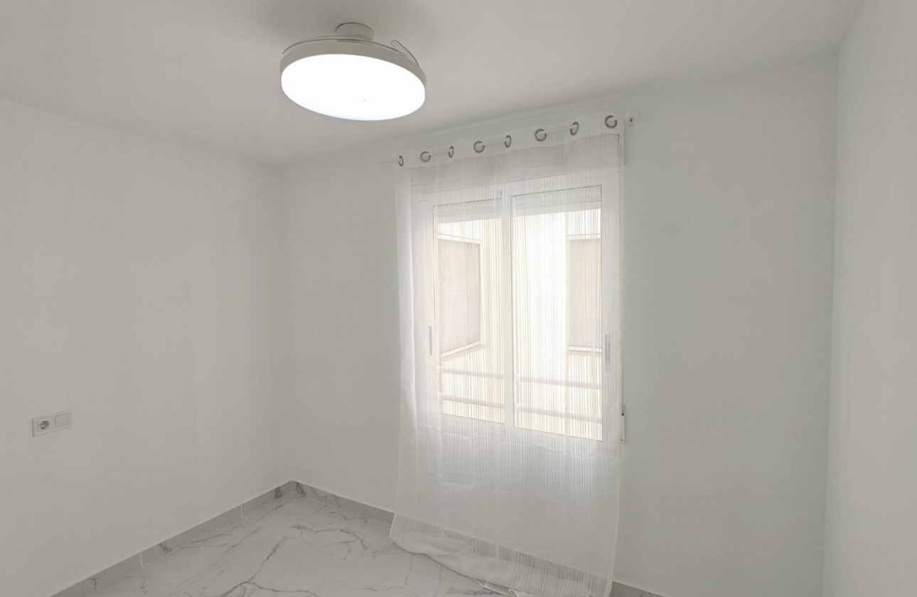 Resale - Apartment - Torrevieja - Acequion