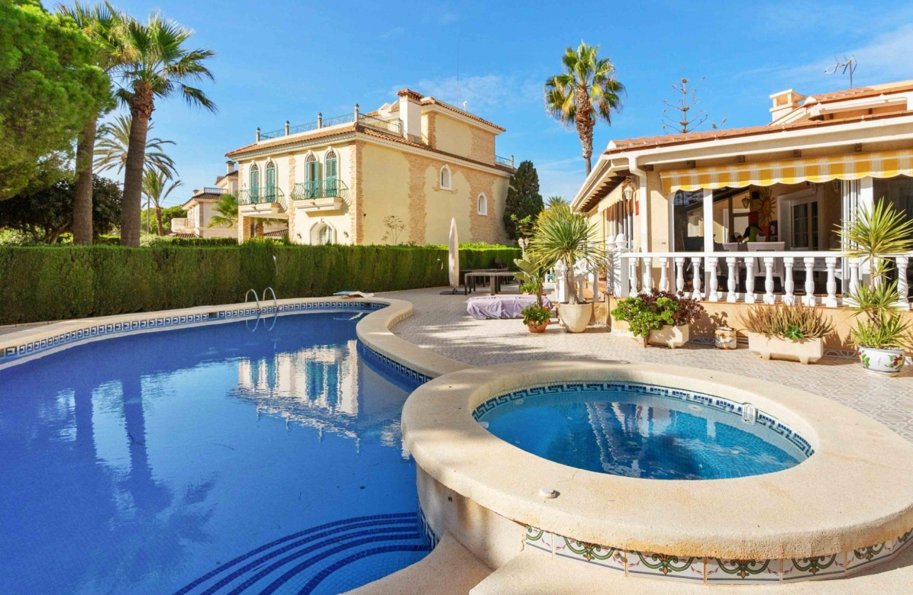 Resale - Villa - Cabo Roig - MUY CERCA DE LA PLAYA