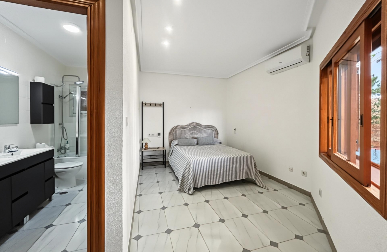 Resale - Villa - Orihuela Costa - Campoamor