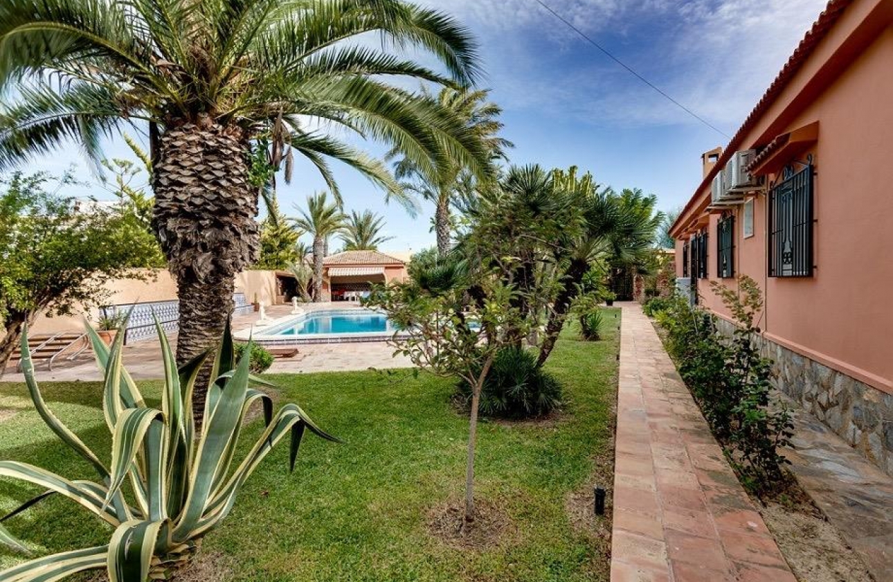 Resale - Villa - Torrevieja - La Siesta - El Salado - Torreta