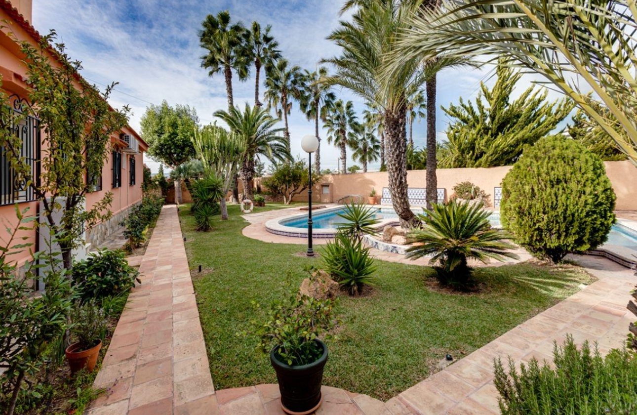 Resale - Villa - Torrevieja - La Siesta - El Salado - Torreta