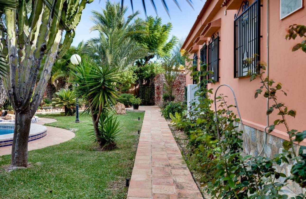 Resale - Villa - Torrevieja - La Siesta - El Salado - Torreta