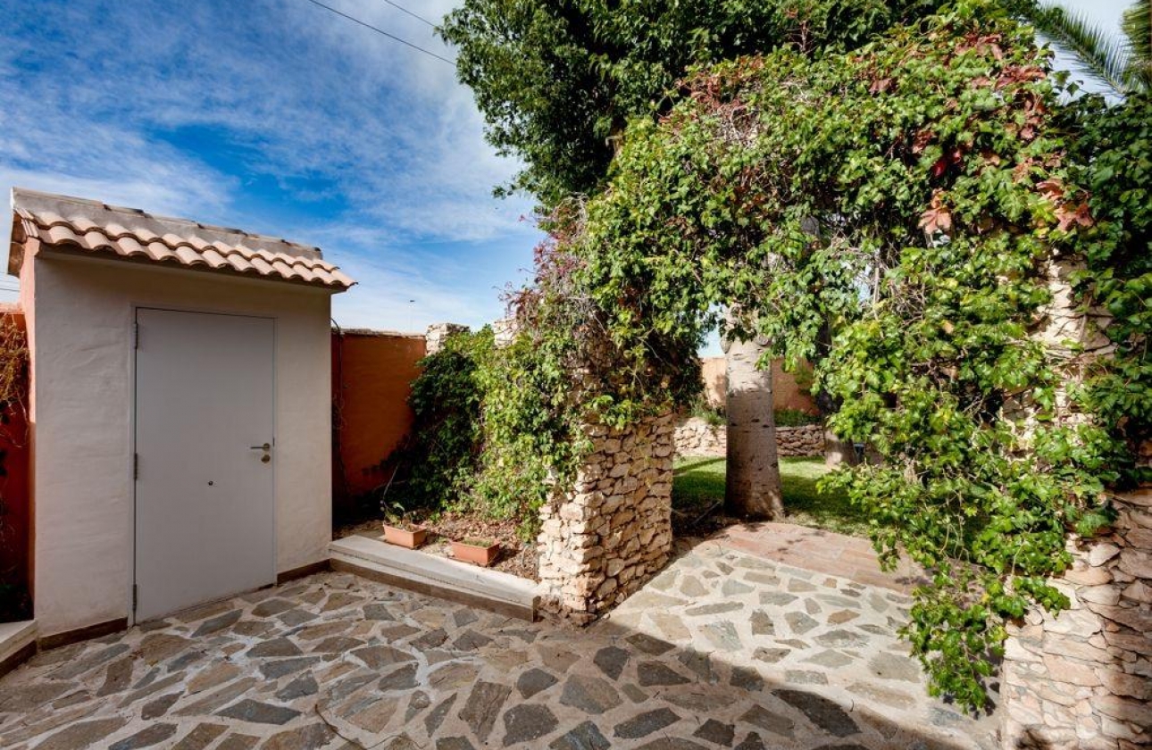Resale - Villa - Torrevieja - La Siesta - El Salado - Torreta