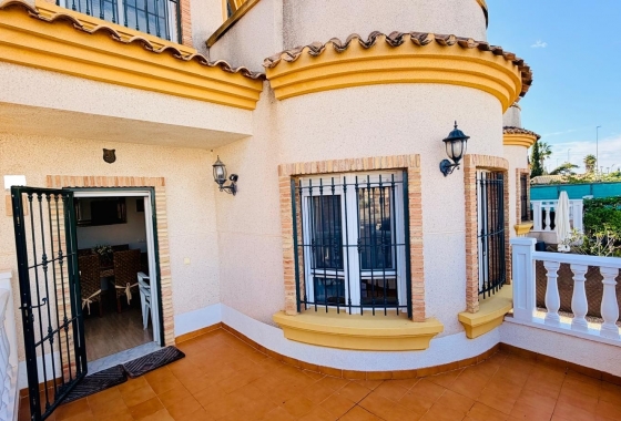 Resale - Villa - Los Montesinos - La Herrada