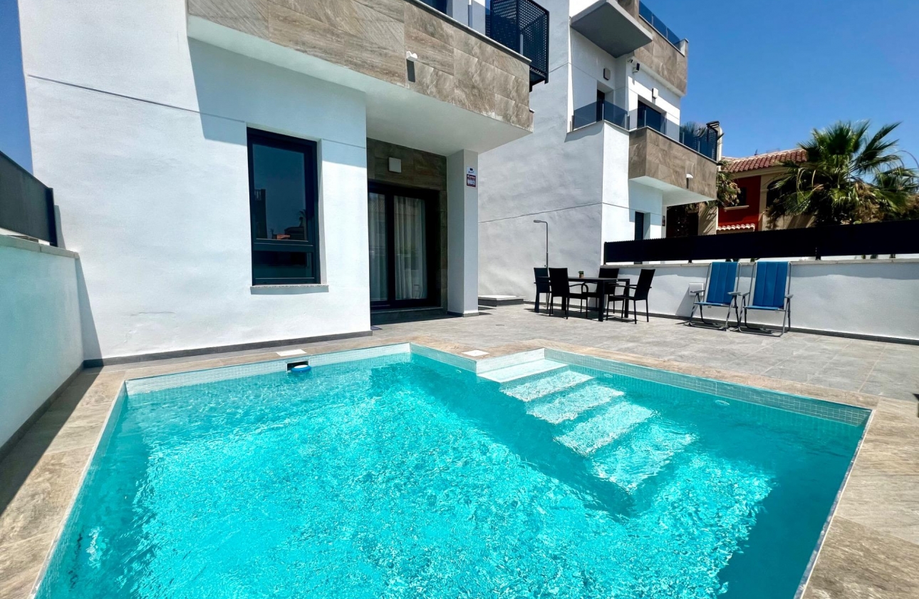 Resale - Villa - Torrevieja - La Siesta - El Salado - Torreta