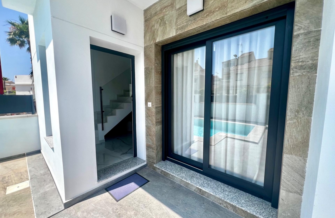 Resale - Villa - Torrevieja - La Siesta - El Salado - Torreta