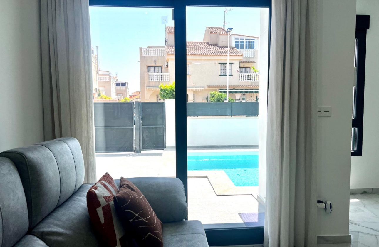 Resale - Villa - Torrevieja - La Siesta - El Salado - Torreta