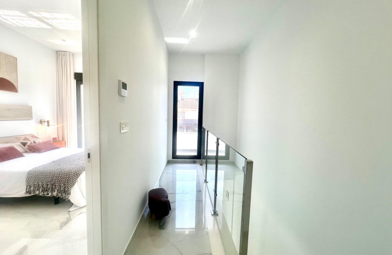 Resale - Villa - Torrevieja - La Siesta - El Salado - Torreta