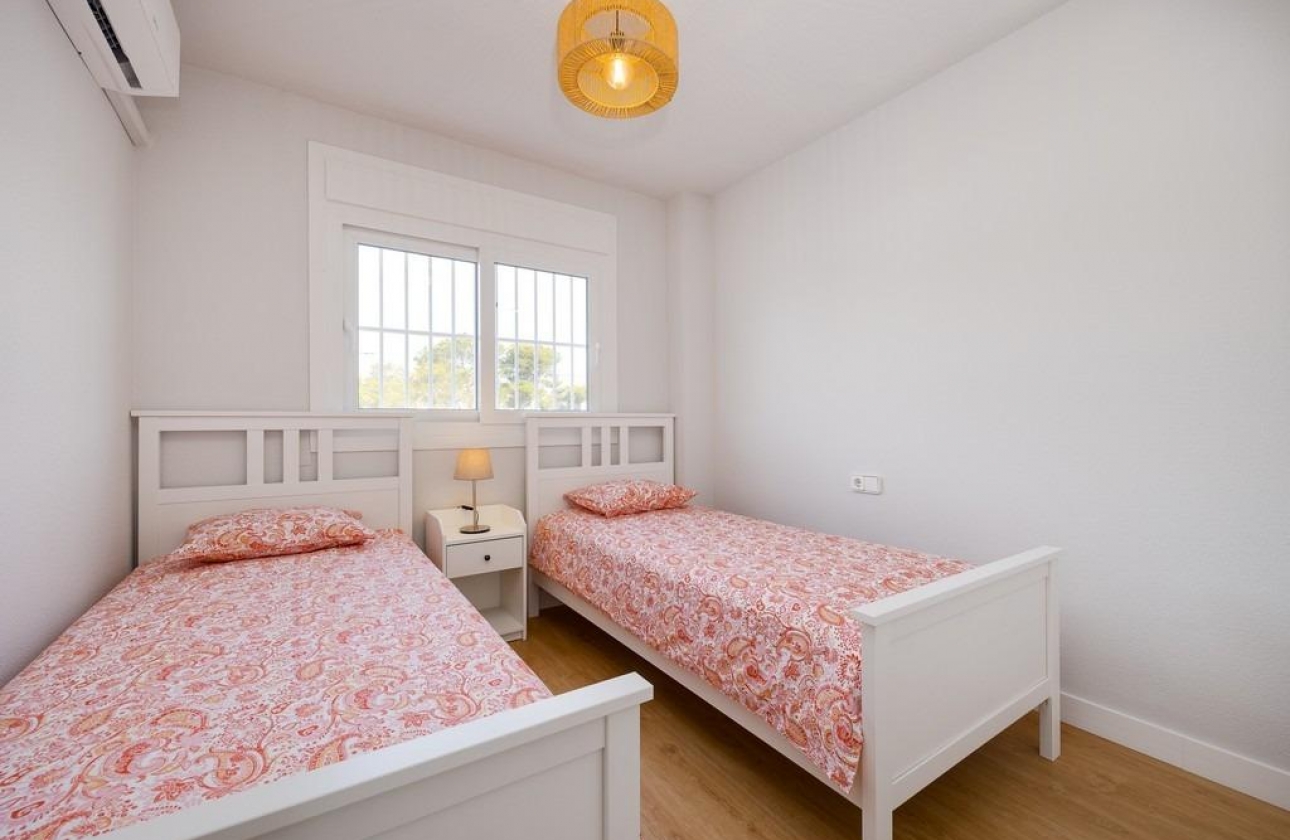 Resale - Apartment - Orihuela Costa - Campoamor