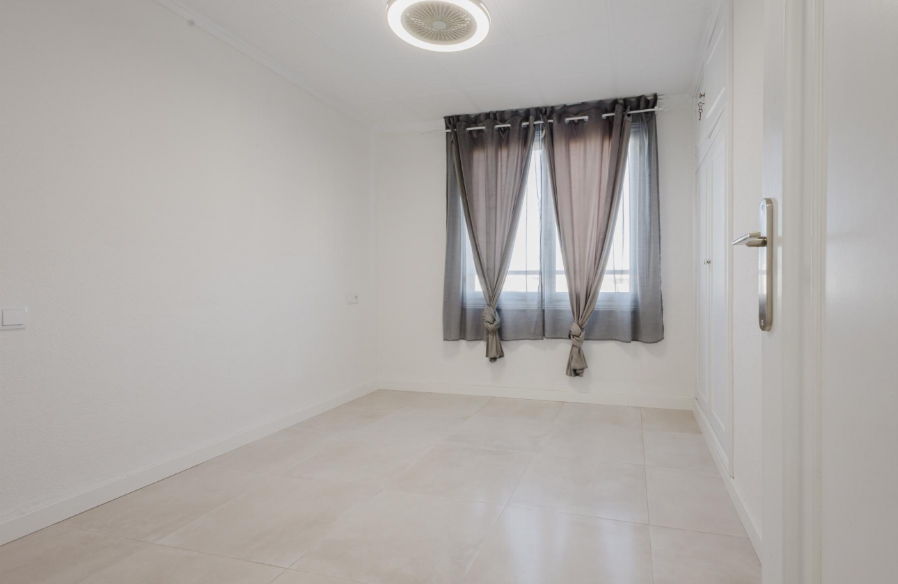 Resale - Apartment - Torrevieja - Playa del Acequión