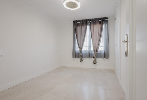 Resale - Apartment - Torrevieja - Playa del Acequión