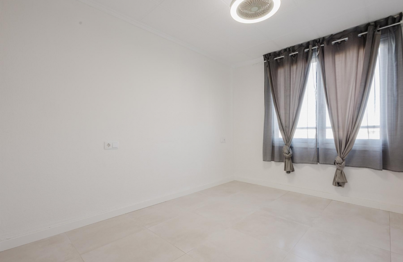 Resale - Apartment - Torrevieja - Playa del Acequión