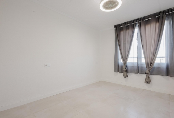 Resale - Apartment - Torrevieja - Playa del Acequión