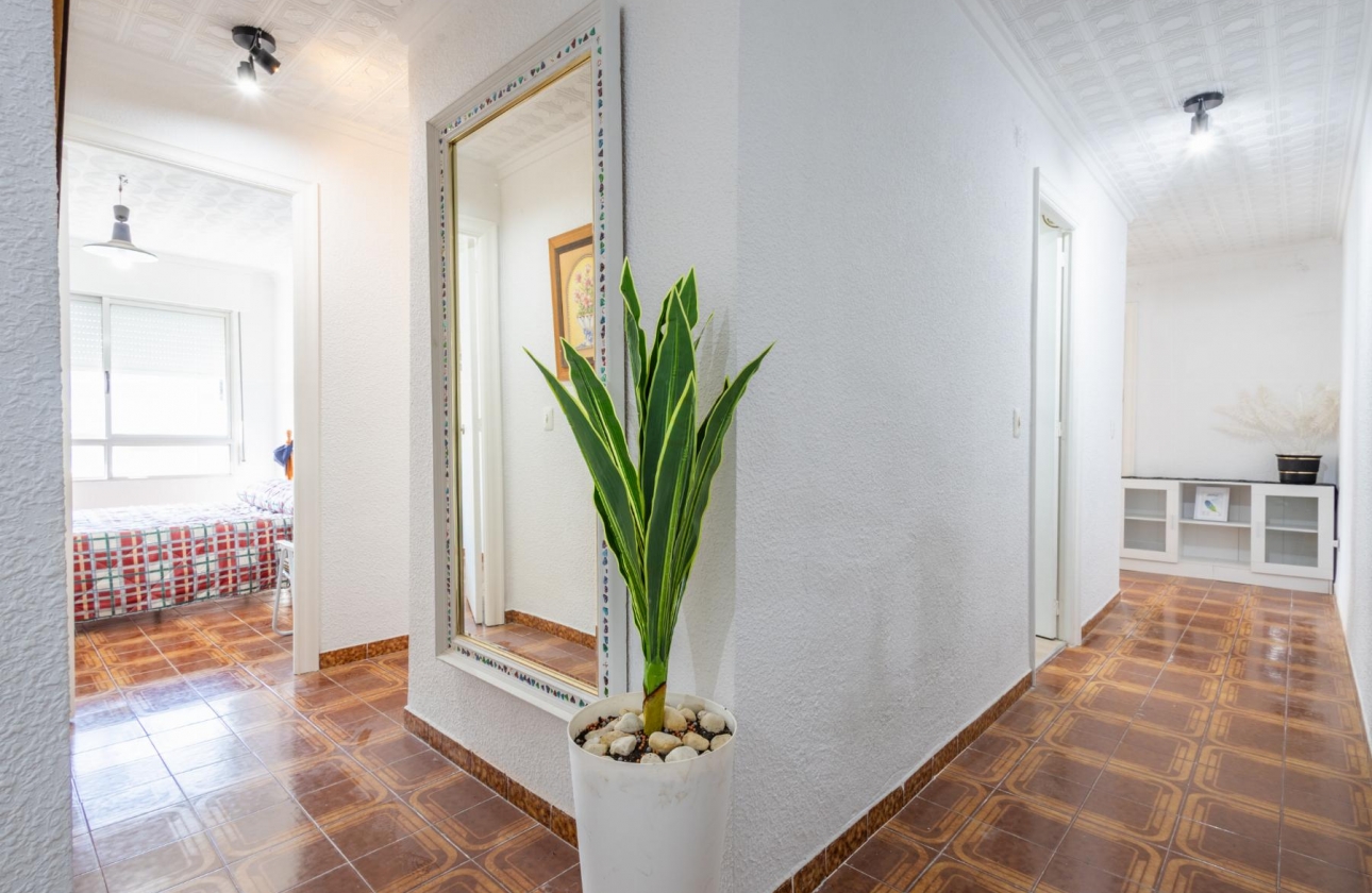 Resale - Apartment - Torrevieja - Playa del Acequión