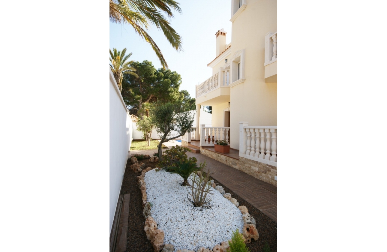 Resale - Villa - Cabo Roig - MUY CERCA DE LA PLAYA
