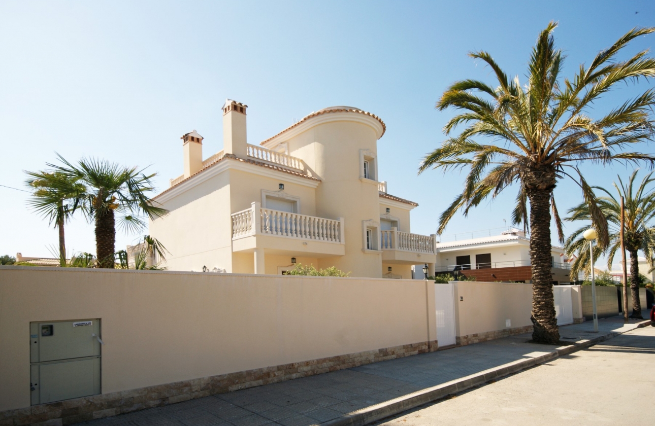 Resale - Villa - Cabo Roig - MUY CERCA DE LA PLAYA