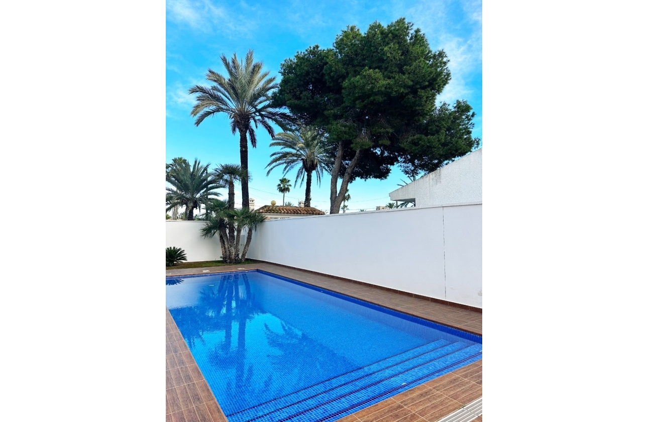 Resale - Villa - Cabo Roig - MUY CERCA DE LA PLAYA