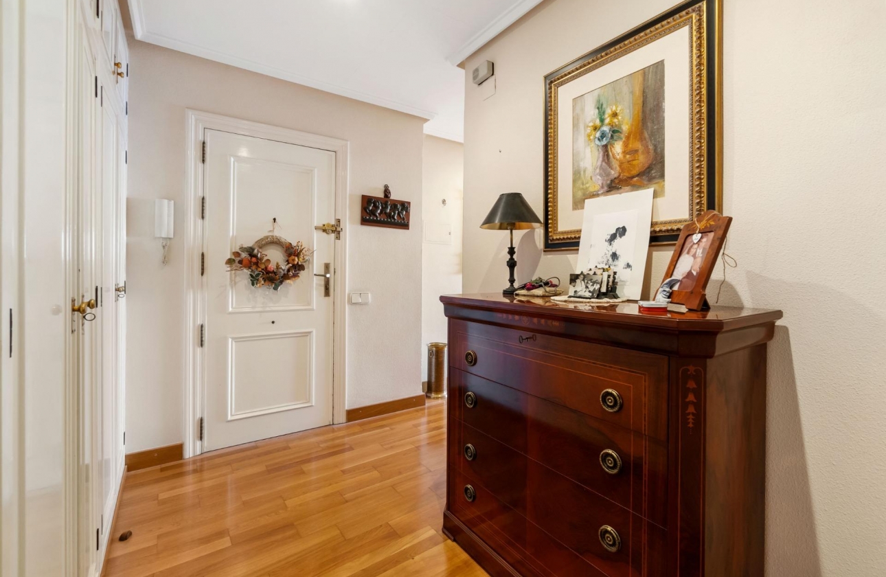 Resale - Apartment - Torrevieja - Centro - Muelle Pesquero
