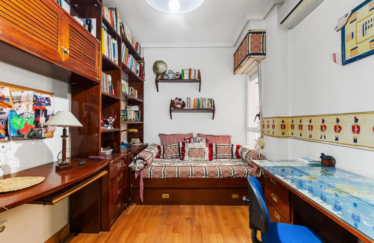 Resale - Apartment - Torrevieja - Centro - Muelle Pesquero