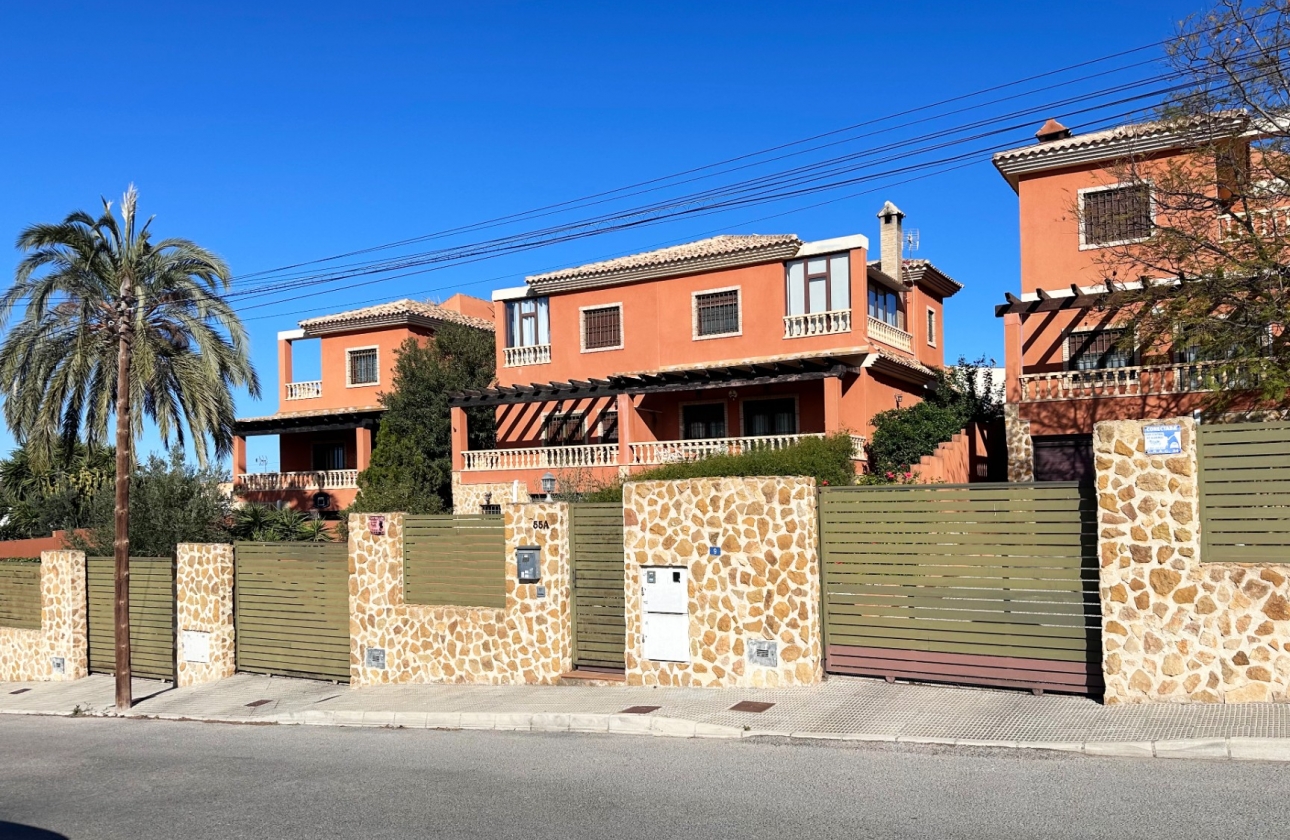 Resale - Villa / Semi semi-detached - Torrevieja - Los Balcones